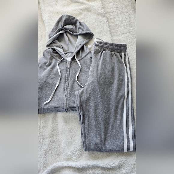 Gently Worn 2Piece - Picture 2 of 5